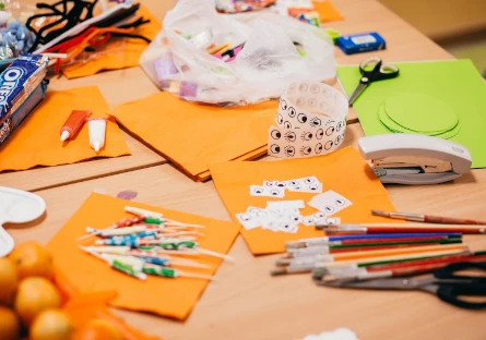 Tavolo con pennelli, carta per creatività